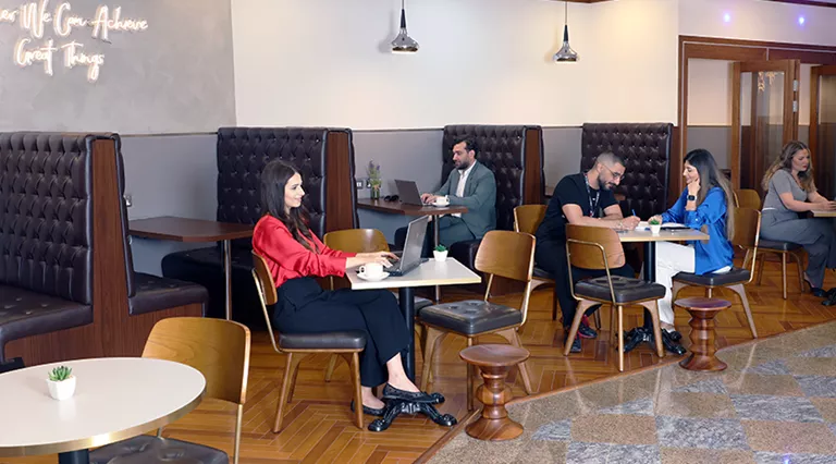 qa-bdq-cw-clients-working-in-coworking-space-lp-3-20260427-pas.png